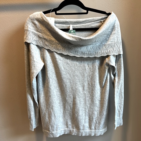 Leo & Nicole Bern Off the Shoulder Pointelle Detail Sweater. Light Gray. Sz M - Picture 6 of 8